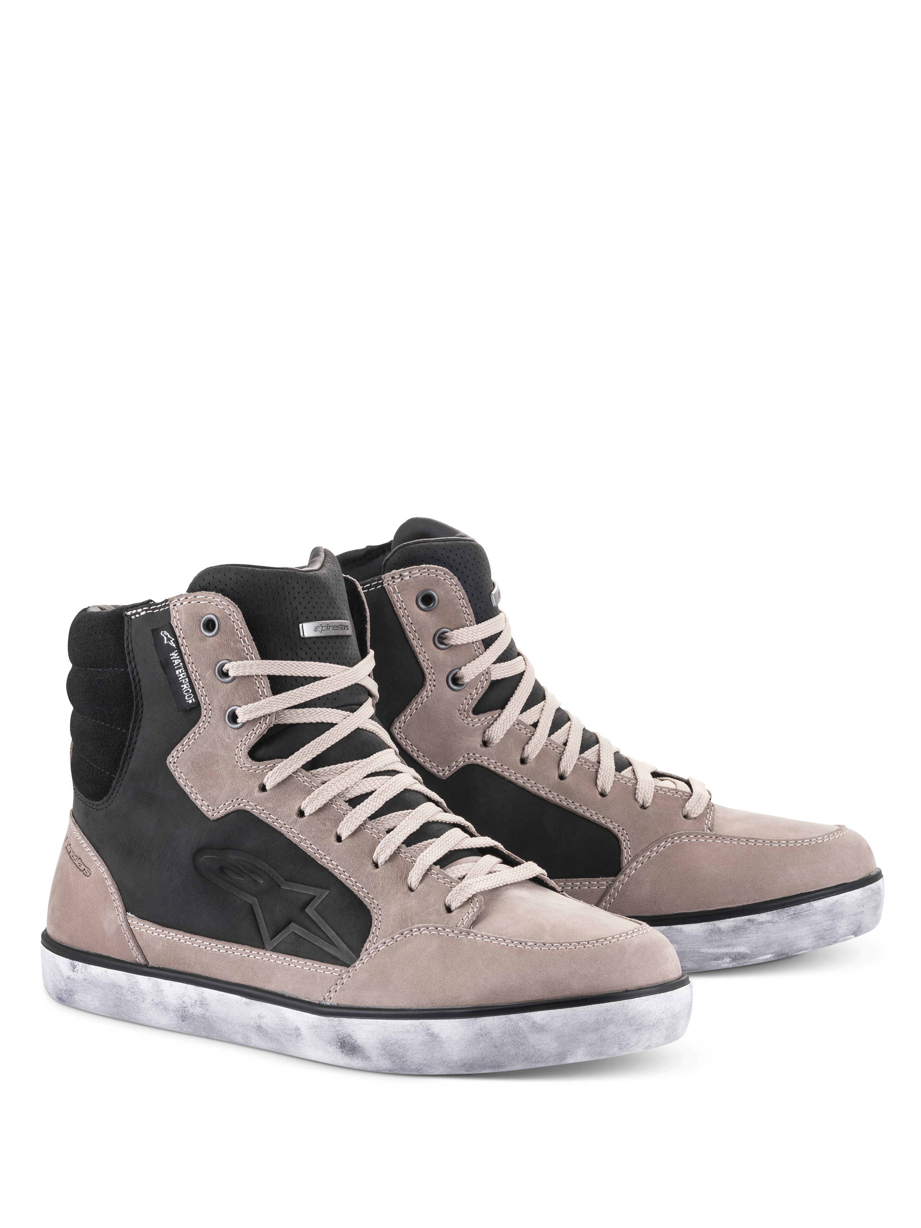 Chaussure Alpinestars J-6 Waterproof, bottines de moto, noir flint et blanc, design de basket montante avec semelle blanche effet vieilli, tige en daim et cuir avec logo étoile et étiquette imperméable, chaussures de conduite urbaine