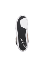 Chaussure Alpinestars J-6 Waterproof, chaussure de moto, Noir Flint Blanc, vue de dessous de la semelle extérieure dotée de caoutchouc noir texturé pour l'adhérence, logo étoile Alpinestars blanc sur le talon et bords blancs à l'aspect usé
