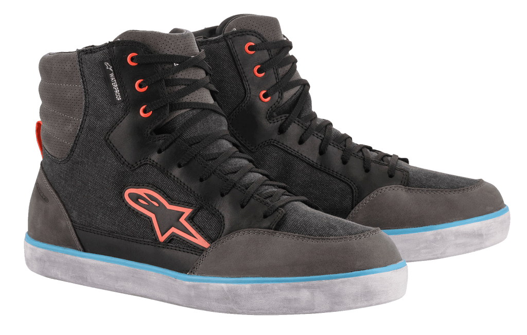 Chaussures de moto Alpinestars J-6 Waterproof Canvas, noir et gris anthracite, design de baskets montantes avec logo et œillets orange, bande bleu clair sur la semelle blanche, chaussures de moto urbaines imperméables