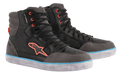 Chaussures de moto Alpinestars J-6 Waterproof Canvas, noir et gris anthracite, design de baskets montantes avec logo et œillets orange, bande bleu clair sur la semelle blanche, chaussures de moto urbaines imperméables