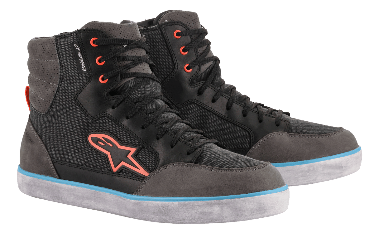 Chaussures de moto Alpinestars J-6 Waterproof Canvas, noir et gris anthracite, design de baskets montantes avec logo et œillets orange, bande bleu clair sur la semelle blanche, chaussures de moto urbaines imperméables
