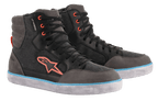 Chaussures de moto Alpinestars J-6 Waterproof Canvas, noir et gris anthracite, design de baskets montantes avec logo et œillets orange, bande bleu clair sur la semelle blanche, chaussures de moto urbaines imperméables