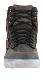 Alpinestars J-6 Waterproof Canvas, chaussure de moto, vue de face, noir et anthracite avec accent bleu clair sur la semelle et œillets orange, botte de moto style basket avec membrane imperméable