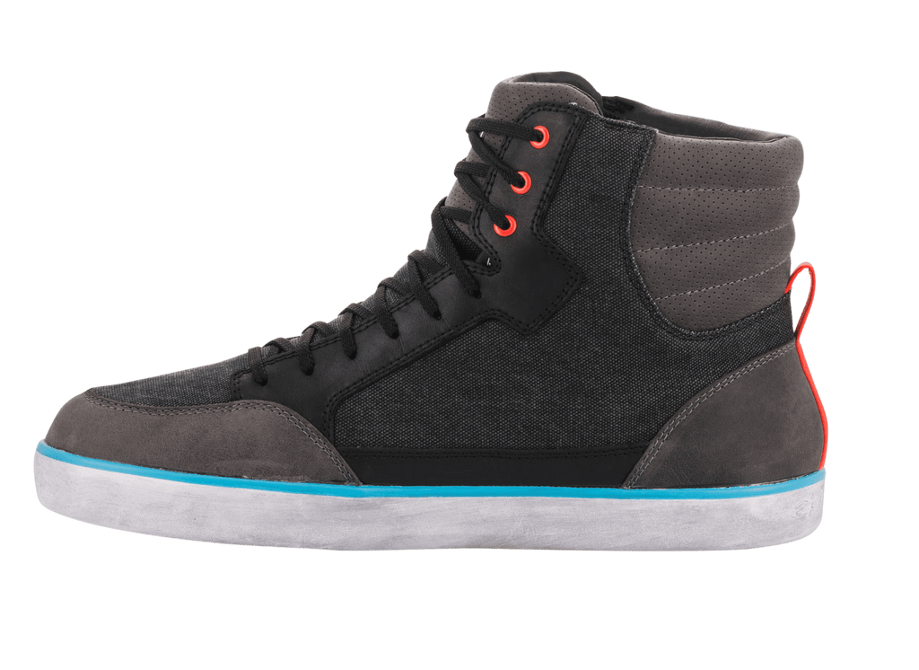 Chaussure de moto Alpinestars J-6 Waterproof Canvas, Noir Anthracite Bleu Clair, basket de moto montante, toile noire et empiècements en cuir gris, semelle blanche avec liseré bleu vif, œillets et tirette au talon rouges