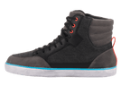 Chaussure de moto Alpinestars J-6 Waterproof Canvas, Noir Anthracite Bleu Clair, basket de moto montante, toile noire et empiècements en cuir gris, semelle blanche avec liseré bleu vif, œillets et tirette au talon rouges