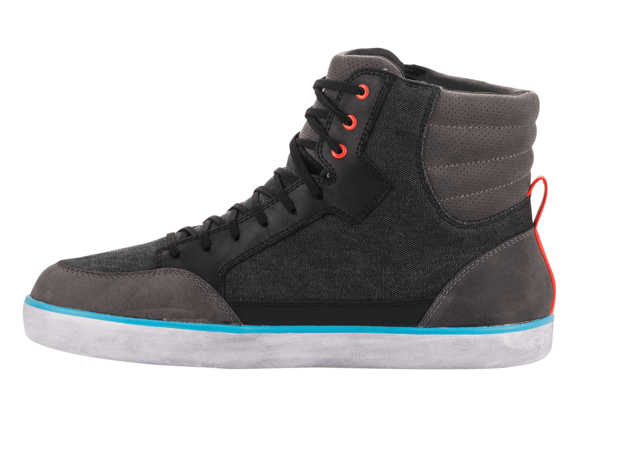 Chaussure de moto Alpinestars J-6 Waterproof Canvas, Noir Anthracite Bleu Clair, basket de moto montante, toile noire et empiècements en cuir gris, semelle blanche avec liseré bleu vif, œillets et tirette au talon rouges
