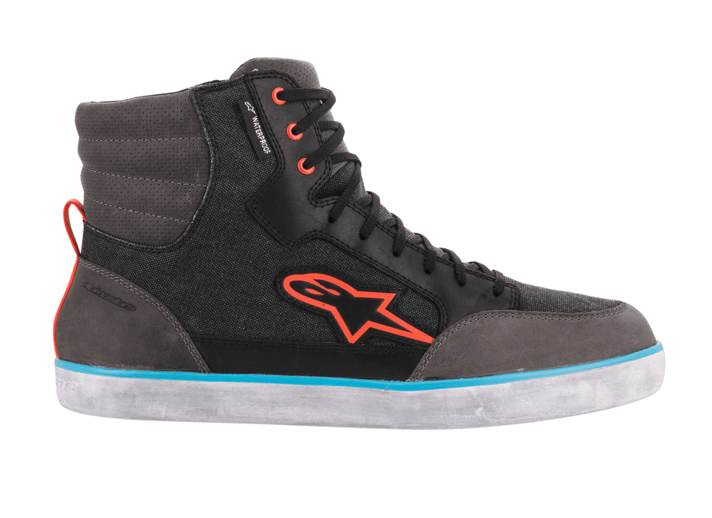 Chaussure de moto Alpinestars J-6 Waterproof Canvas, Noir Anthracite et Bleu Clair, silhouette de basket montante arborant un logo Astars orange, des œillets orange et une bande bleu clair sur une semelle en caoutchouc blanche, chaussure de moto urbaine décontractée