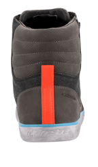 Chaussure Alpinestars J-6 Waterproof Canvas, vue arrière, tige grise et anthracite avec bande de talon orange vif, liseré bleu clair au-dessus d'une semelle grise à l'aspect vieilli, botte de moto style basket urbaine avec logo embossé