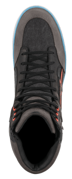 Chaussure de moto Alpinestars J-6 Waterproof Canvas, noir et anthracite, vue de dessus montrant des empiècements en toile texturée et en cuir, lacets noirs avec œillets orange, détail de semelle bleu clair, chaussure de moto décontractée style basket