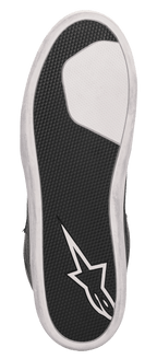 Alpinestars J-6 Waterproof Canvas, chaussure de moto, vue de la semelle, caoutchouc texturé noir avec section blanche à l'avant-pied et logo étoile Alpinestars blanc sur le talon, semelle cuvette en caoutchouc durable pour la conduite de moto