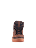 Chaussures Alpinestars Chrome Crafted Drystar®, chaussures de moto urbaines, cuir marron avec détails en daim marron foncé, semelle en caoutchouc couleur gomme, vue de face, lacets noirs, équipement de moto décontracté et contemporain