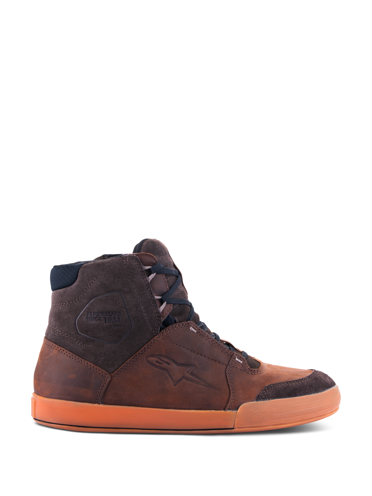 Chaussures Alpinestars Chrome Crafted Drystar®, baskets de moto urbaines montantes Brown Gum, vue latérale montrant la construction en cuir imperméable, les détails en daim marron foncé et la semelle en gomme orange distinctive.