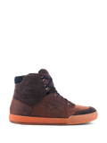Chaussures Alpinestars Chrome Crafted Drystar®, baskets de moto urbaines montantes Brown Gum, vue latérale montrant la construction en cuir imperméable, les détails en daim marron foncé et la semelle en gomme orange distinctive.
