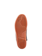 Chaussures Alpinestars Chrome Crafted Drystar®, Brun, vue de dessous montrant la semelle en caoutchouc gomme avec motif d'adhérence hexagonal et logo Alpinestars embossé, chaussures de moto urbaines