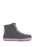Chaussures Alpinestars J-6 Waterproof pour femme, chaussures de moto, gris et fuchsia, design de basket montante avec tige en daim gris, lacets blancs et ligne rose fuchsia au-dessus de la semelle en caoutchouc à l'aspect vieilli.