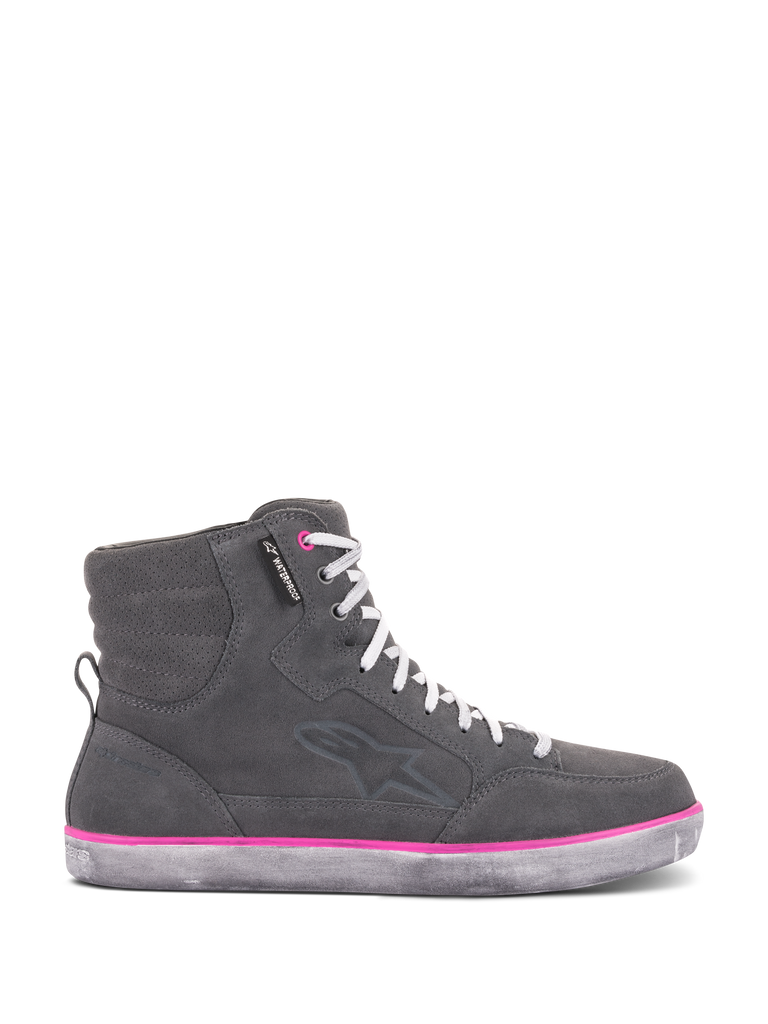 Chaussures Alpinestars J-6 Waterproof pour femme, chaussures de moto, gris et fuchsia, design de basket montante avec tige en daim gris, lacets blancs et ligne rose fuchsia au-dessus de la semelle en caoutchouc à l'aspect vieilli.