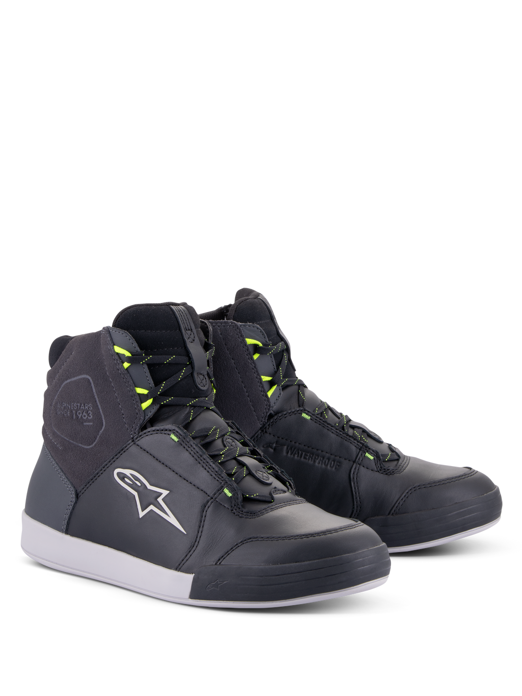 Chaussures Alpinestars Chrome Drystar®, chaussures de moto urbaines, noir, gris foncé et jaune fluo, silhouette montante en cuir et daim de première qualité, avec logo Alpinestars blanc et passants de lacets jaune fluo, chaussures de protection au style urbain décontracté