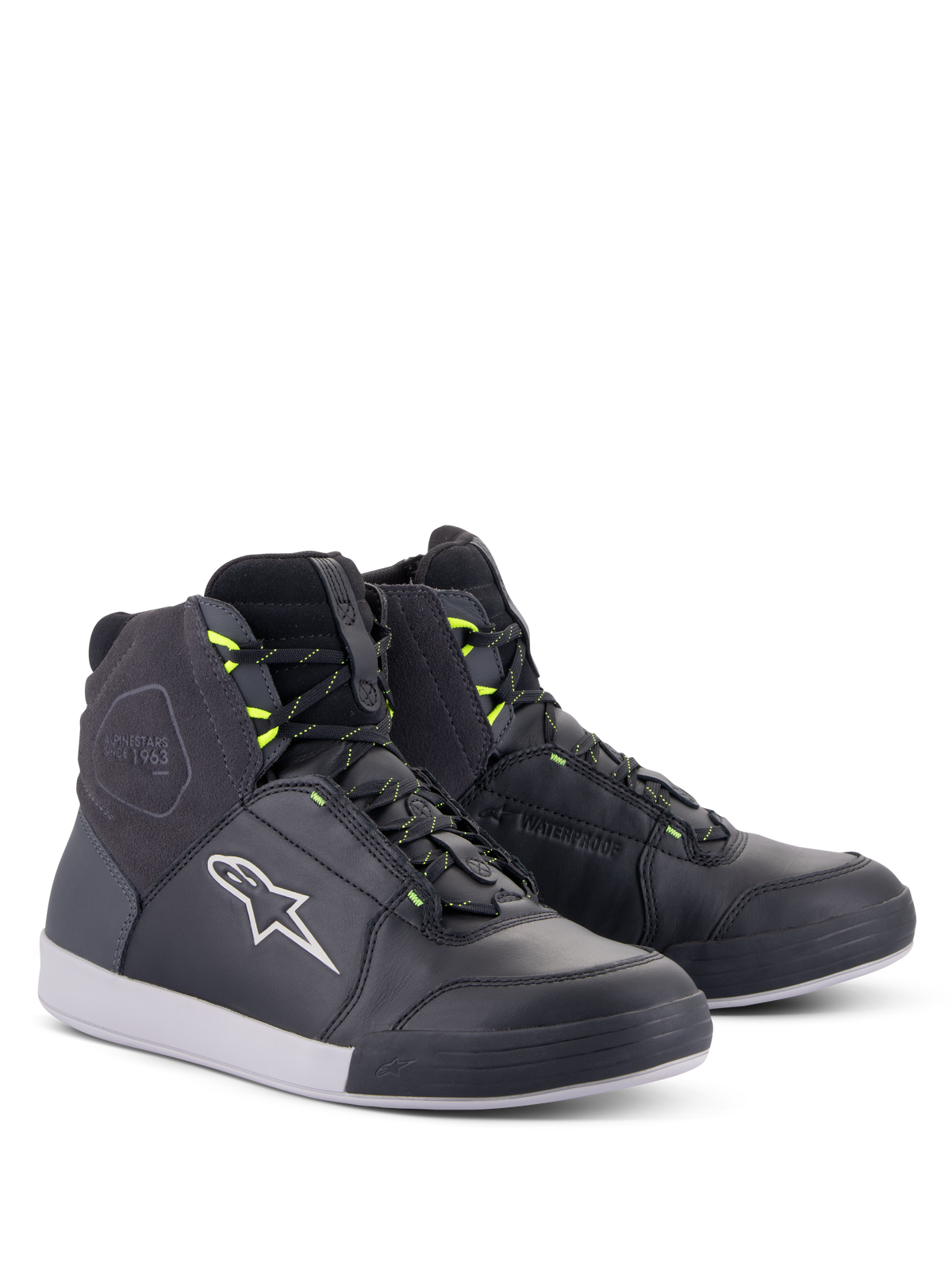 Chaussures Alpinestars Chrome Drystar®, chaussures de moto urbaines, noir, gris foncé et jaune fluo, silhouette montante en cuir et daim de première qualité, avec logo Alpinestars blanc et passants de lacets jaune fluo, chaussures de protection au style urbain décontracté