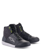 Chaussures Alpinestars Chrome Drystar®, chaussures de moto urbaines, noir, gris foncé et jaune fluo, silhouette montante en cuir et daim de première qualité, avec logo Alpinestars blanc et passants de lacets jaune fluo, chaussures de protection au style urbain décontracté