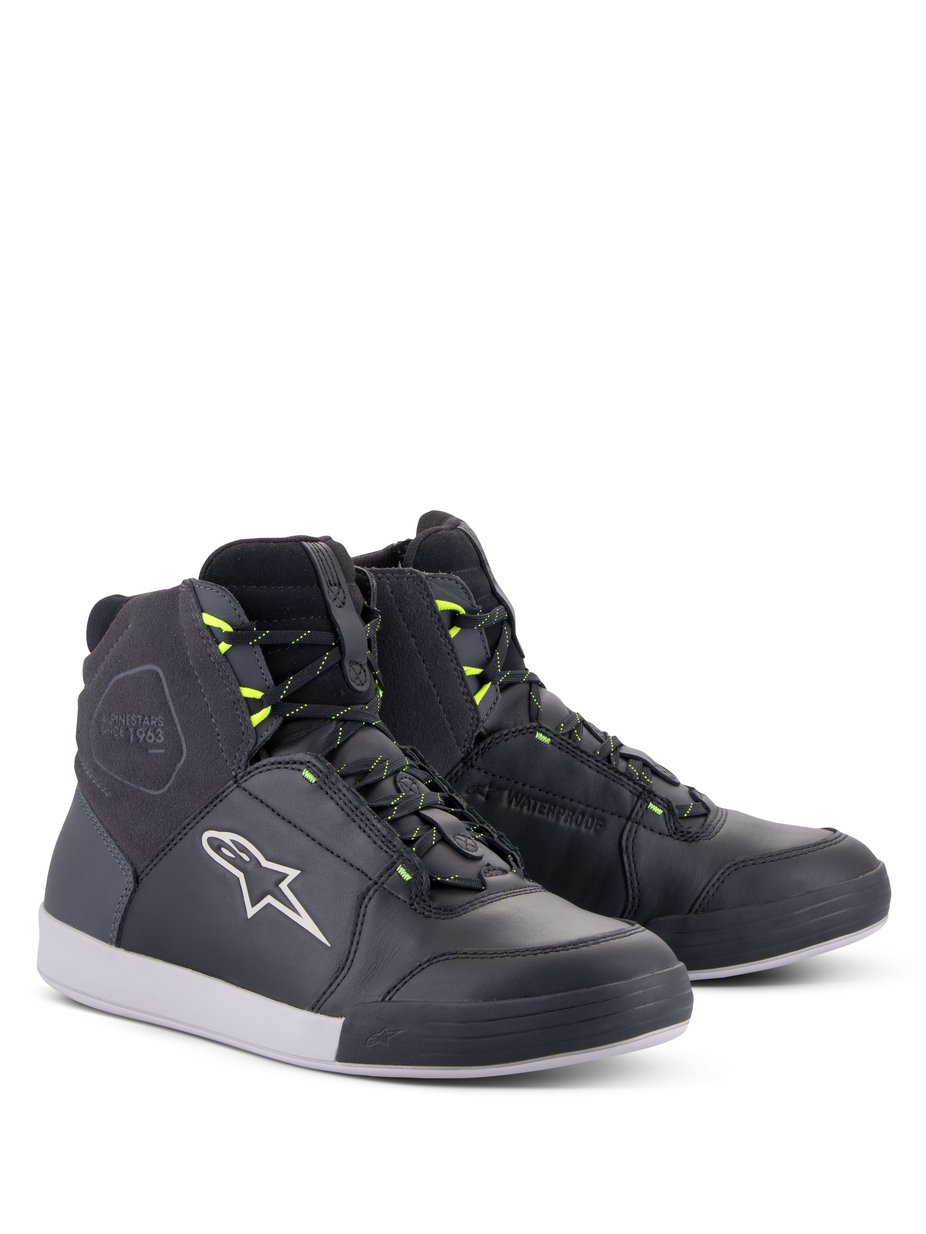 Chaussures Alpinestars Chrome Drystar®, chaussures de moto urbaines, noir, gris foncé et jaune fluo, silhouette montante en cuir et daim de première qualité, avec logo Alpinestars blanc et passants de lacets jaune fluo, chaussures de protection au style urbain décontracté