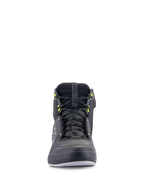 Alpinestars Chrome Drystar® Shoes, chaussures de moto urbaines, noir, gris foncé et jaune fluo, vue de face avec lacets aux touches jaunes, construction montante en cuir et daim, design streetwear décontracté et imperméable