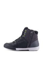 Chaussures Alpinestars Chrome Drystar®, chaussures de moto, noir, gris foncé et jaune fluo, profil latéral montrant un design urbain montant décontracté, fermeture éclair latérale, semelle blanche et construction en cuir et daim imperméables avec accents jaune fluo.