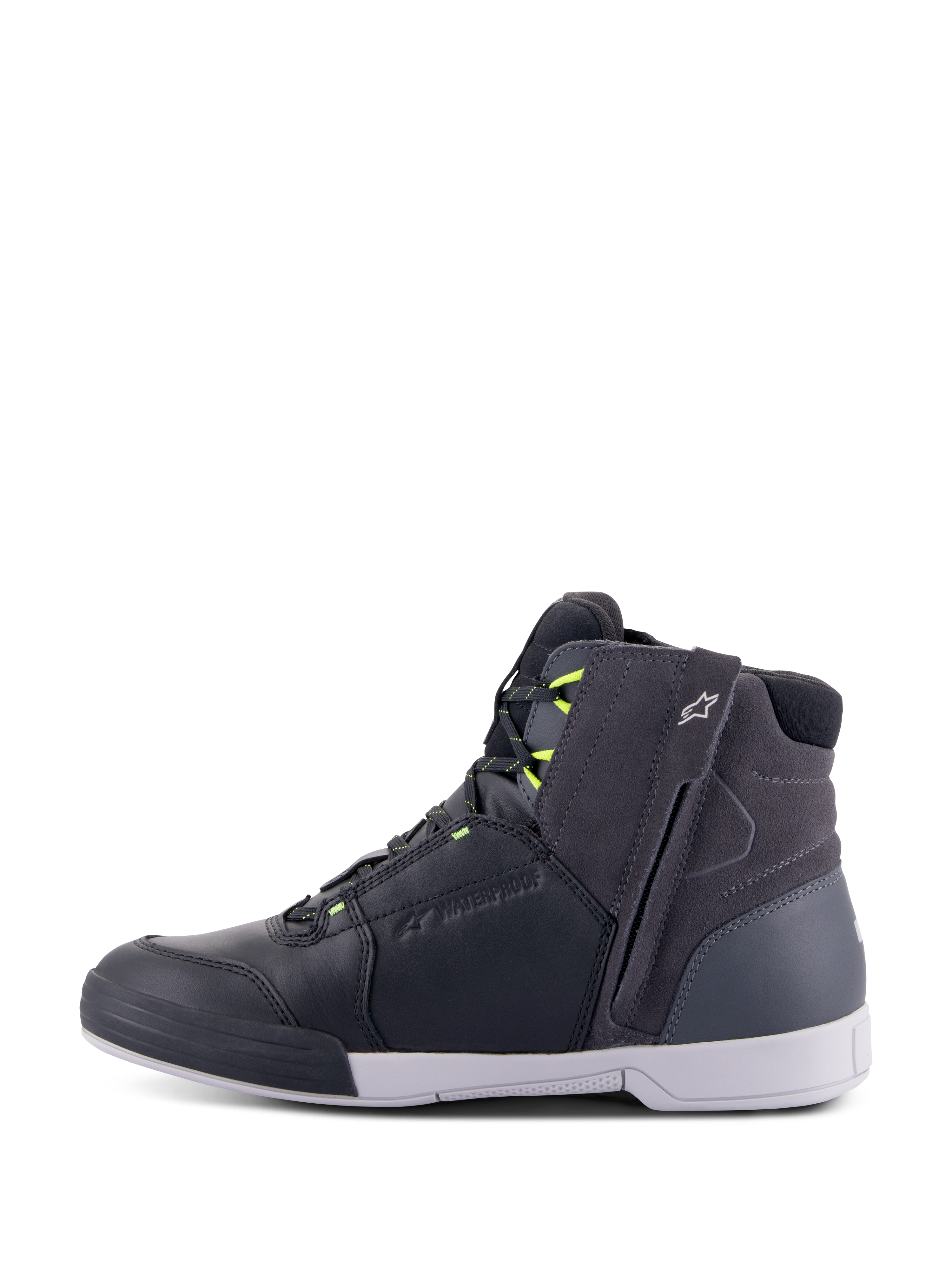 Chaussures Alpinestars Chrome Drystar®, chaussures de moto, noir, gris foncé et jaune fluo, profil latéral montrant un design urbain montant décontracté, fermeture éclair latérale, semelle blanche et construction en cuir et daim imperméables avec accents jaune fluo.
