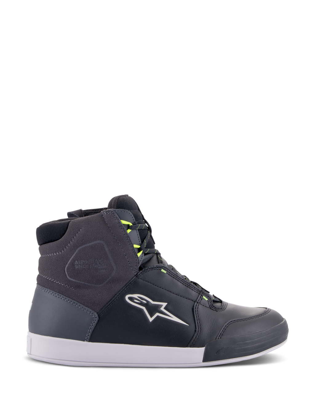 Chaussures Alpinestars Chrome Drystar, baskets de moto urbaines en noir, gris foncé et jaune fluo, avec empiècements en cuir et daim de qualité supérieure, semelle blanche, lacets jaune fluo et logo étoile emblématique.