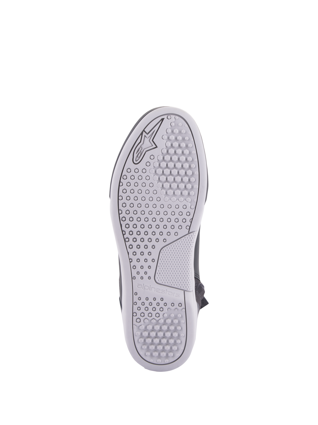 Chaussures Alpinestars Chrome Drystar®, chaussures de moto urbaine, vue de la semelle, semelle en caoutchouc gris clair avec motifs d'adhérence hexagonaux et circulaires, logo et nom de marque Alpinestars embossés.