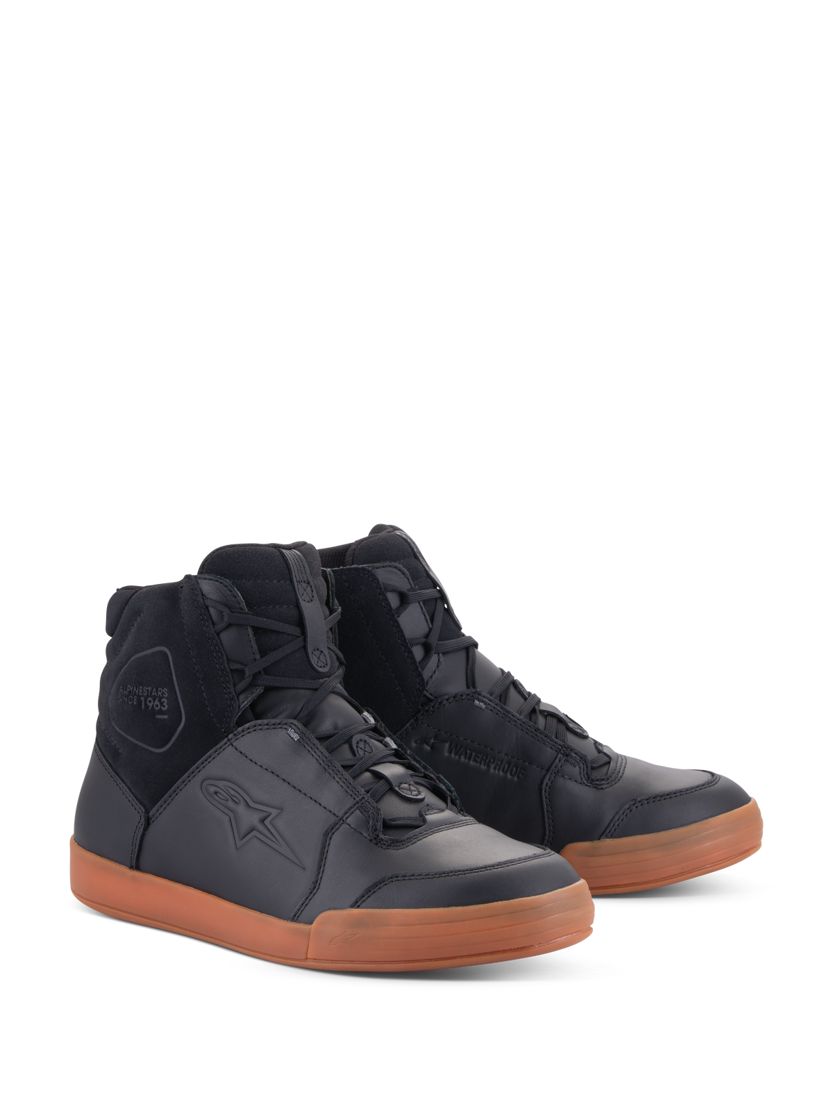 Chaussures Alpinestars Chrome Drystar®, chaussures de moto urbaines imperméables, tige en cuir noir et daim avec semelle en gomme marron, design de basket montante, équipement de conduite décontracté avec caractéristiques de protection