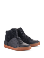 Chaussures Alpinestars Chrome Drystar®, chaussures de moto urbaines imperméables, tige en cuir noir et daim avec semelle en gomme marron, design de basket montante, équipement de conduite décontracté avec caractéristiques de protection