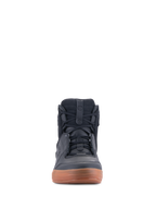 Chaussures Alpinestars Chrome Drystar®, Noir et Gomme, vue de face d'une chaussure de moto urbaine, basket montante de style décontracté avec lacets, construction en cuir et daim avec semelle en gomme marron