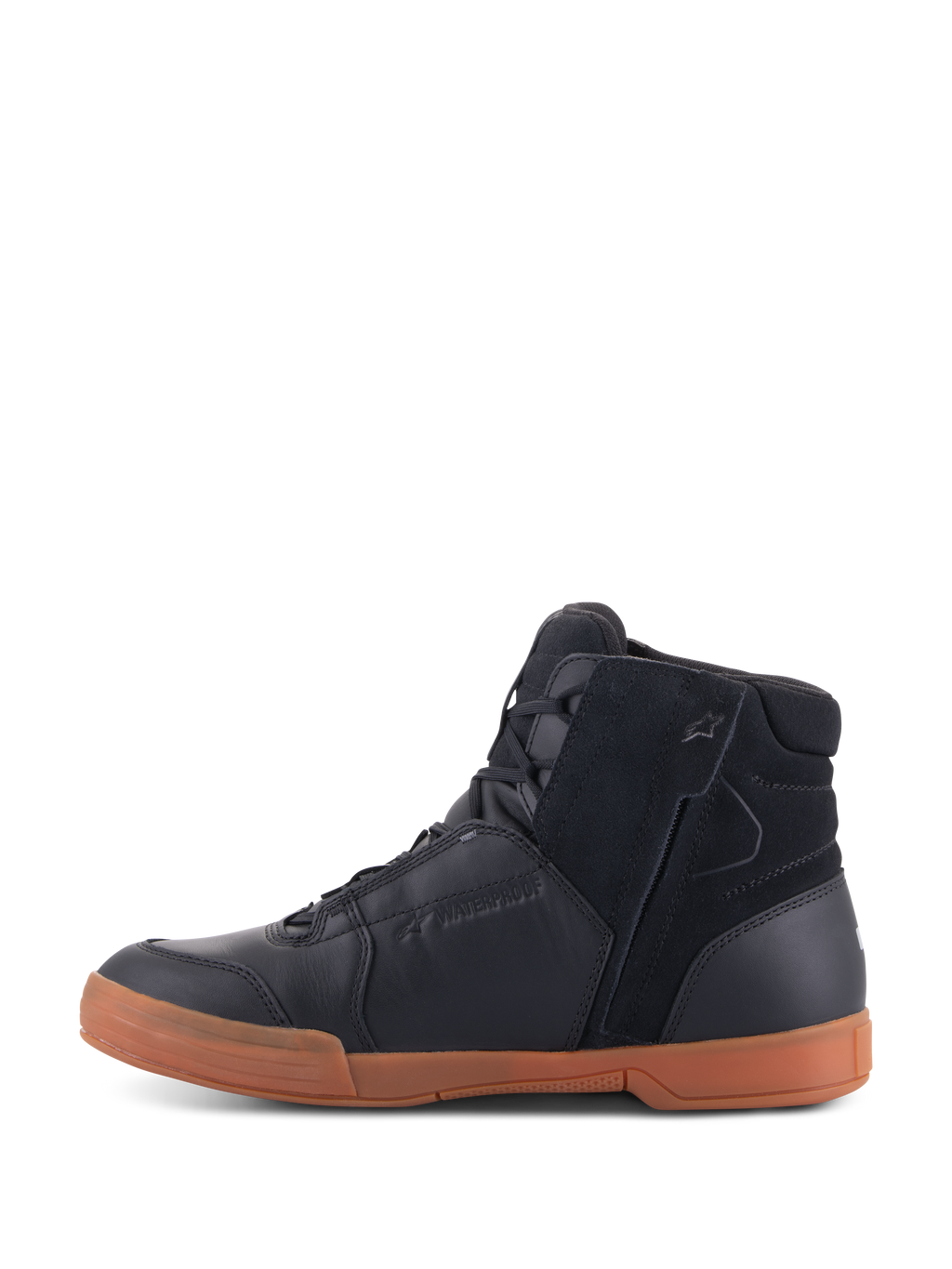 Chaussures Alpinestars Chrome Drystar®, Noir Noir Gomme, chaussures de moto urbaines avec tige en cuir noir et daim, profil montant style basket, semelle en caoutchouc couleur gomme et fermeture éclair latérale.