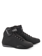 Chaussures Sektor Waterproof Alpinestars, chaussures de moto, noir, silhouette mi-haute avec lacets et sangle Velcro à la cheville, logo Alpinestars blanc, châssis en microfibre légère avec panneaux renforcés et semelle en caoutchouc