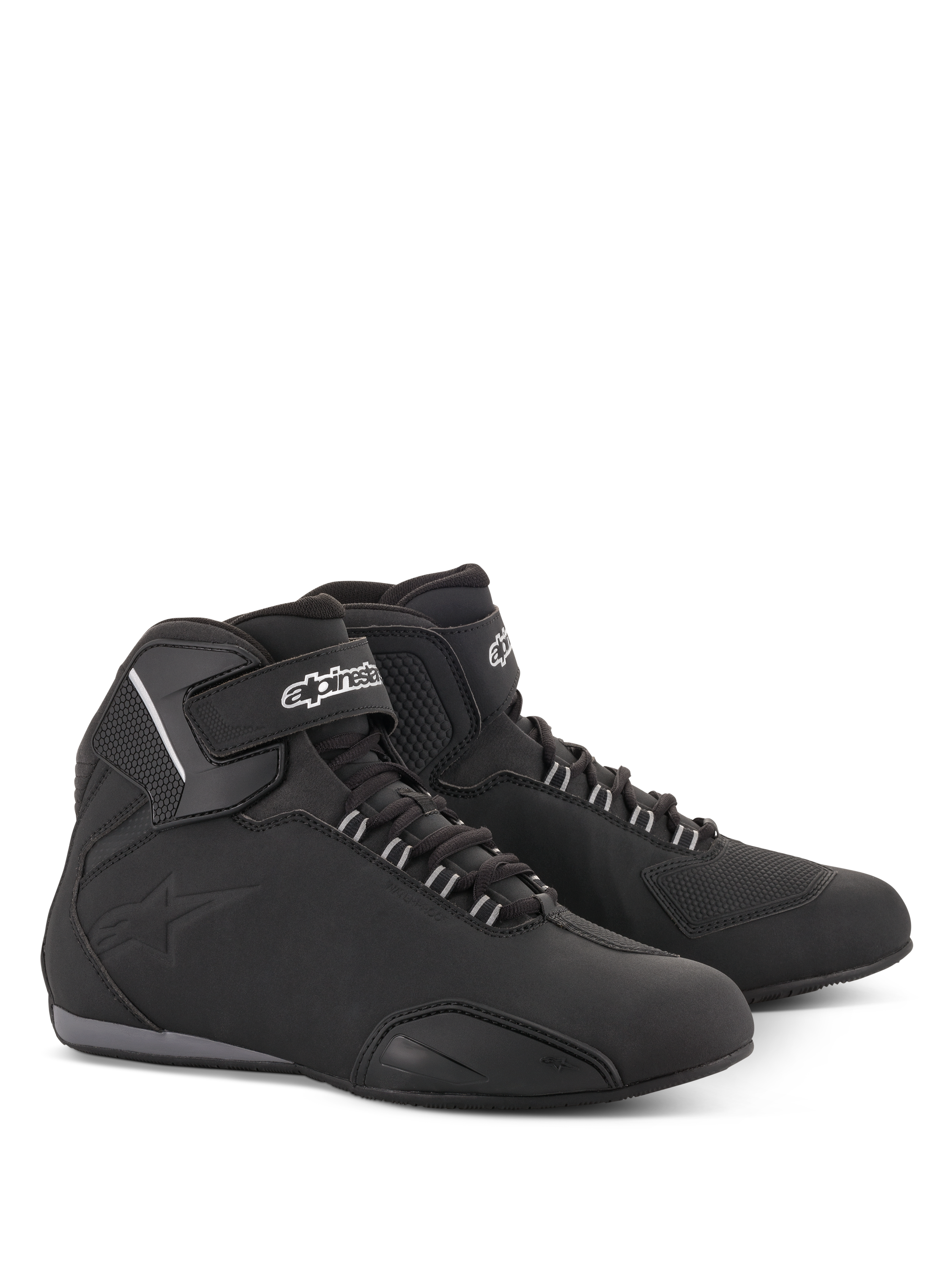 Chaussures Sektor Waterproof Alpinestars, chaussures de moto, noir, silhouette mi-haute avec lacets et sangle Velcro à la cheville, logo Alpinestars blanc, châssis en microfibre légère avec panneaux renforcés et semelle en caoutchouc