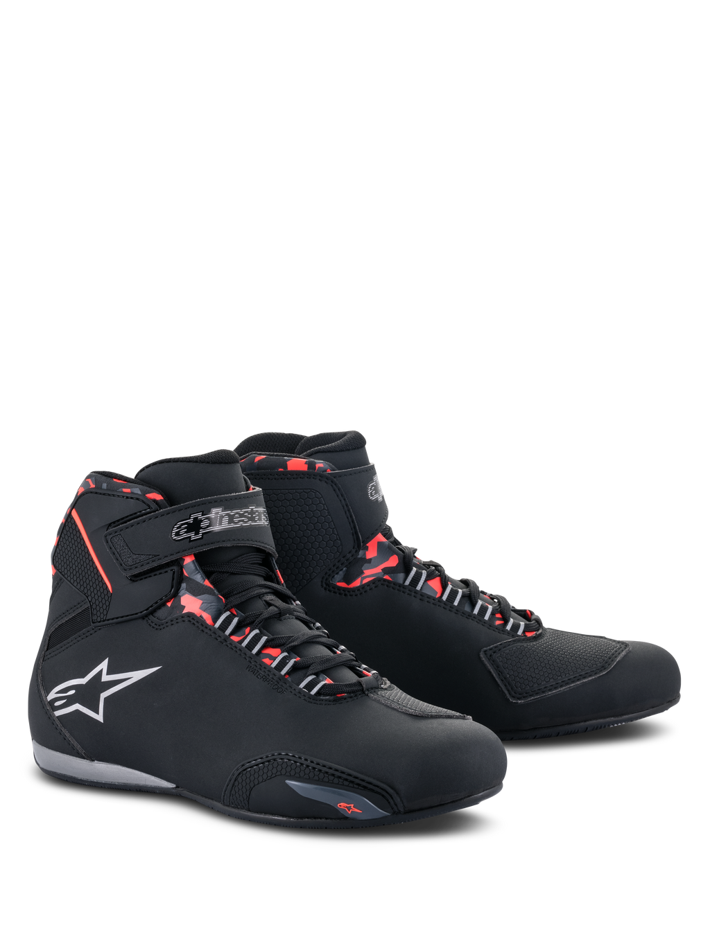 Chaussures imperméables Alpinestars Sektor, chaussures de moto, noir, gris foncé et rouge fluo, avec logo Alpinestars blanc, profil montant avec fermeture à lacets et sangle velcro, design imperméable pour la conduite sur route