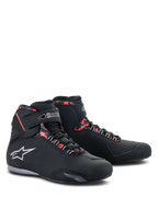 Chaussures imperméables Alpinestars Sektor, chaussures de moto, noir, gris foncé et rouge fluo, avec logo Alpinestars blanc, profil montant avec fermeture à lacets et sangle velcro, design imperméable pour la conduite sur route