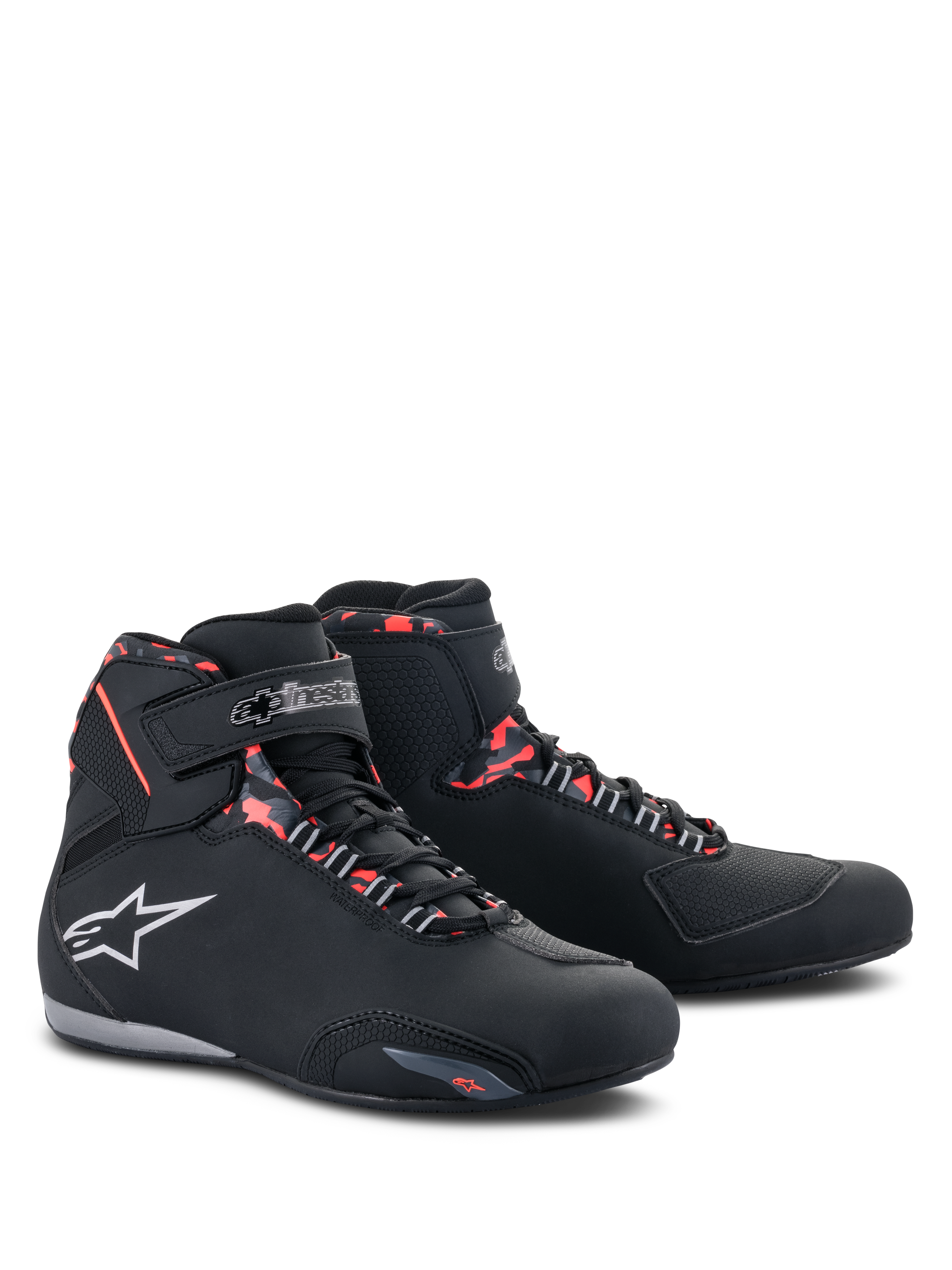 Chaussures imperméables Alpinestars Sektor, chaussures de moto, noir, gris foncé et rouge fluo, avec logo Alpinestars blanc, profil montant avec fermeture à lacets et sangle velcro, design imperméable pour la conduite sur route