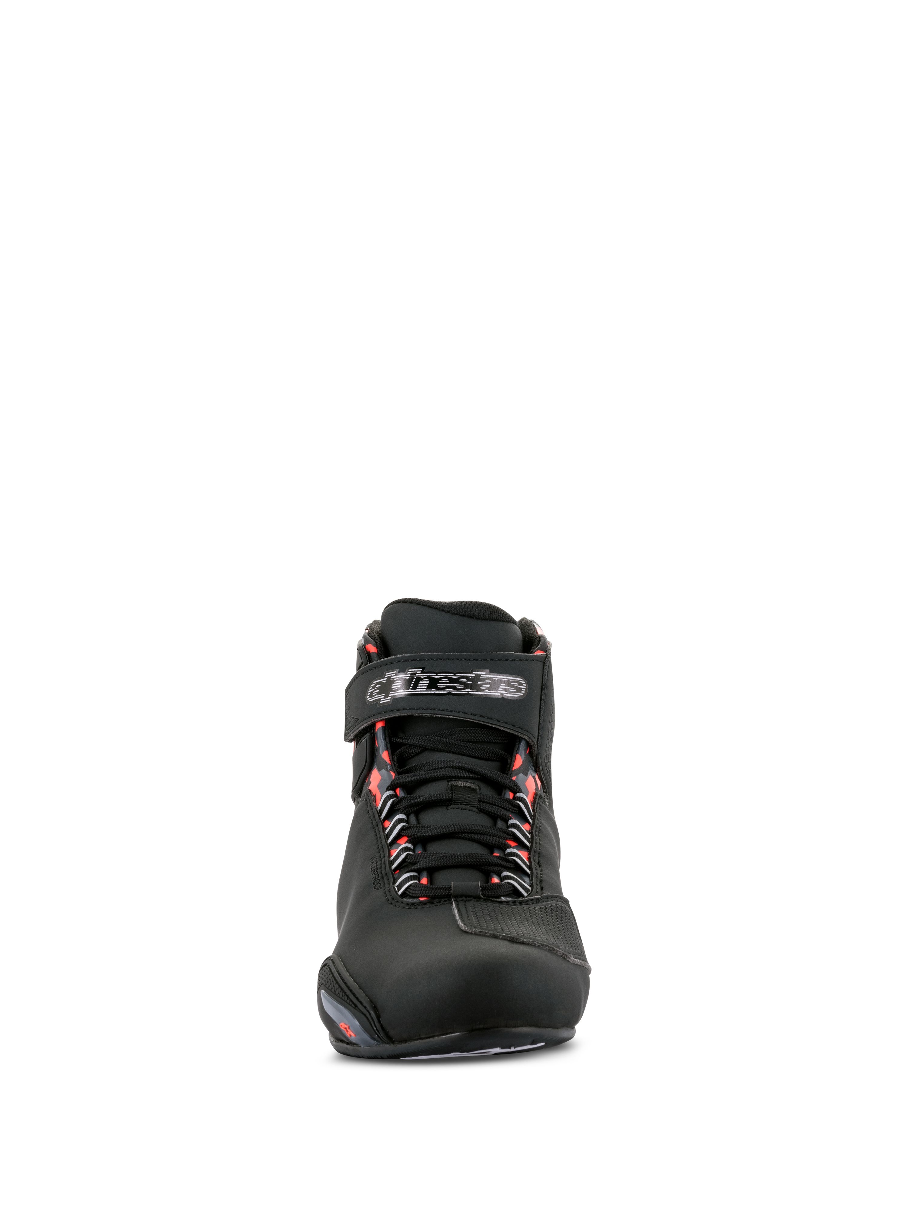 Chaussures imperméables Alpinestars Sektor, chaussures de moto, noir, gris foncé et rouge fluo, vue de face montrant le châssis en microfibre noire, la fermeture à lacets avec sangle Velcro à la cheville et des accents rouge fluorescent sur les œillets.