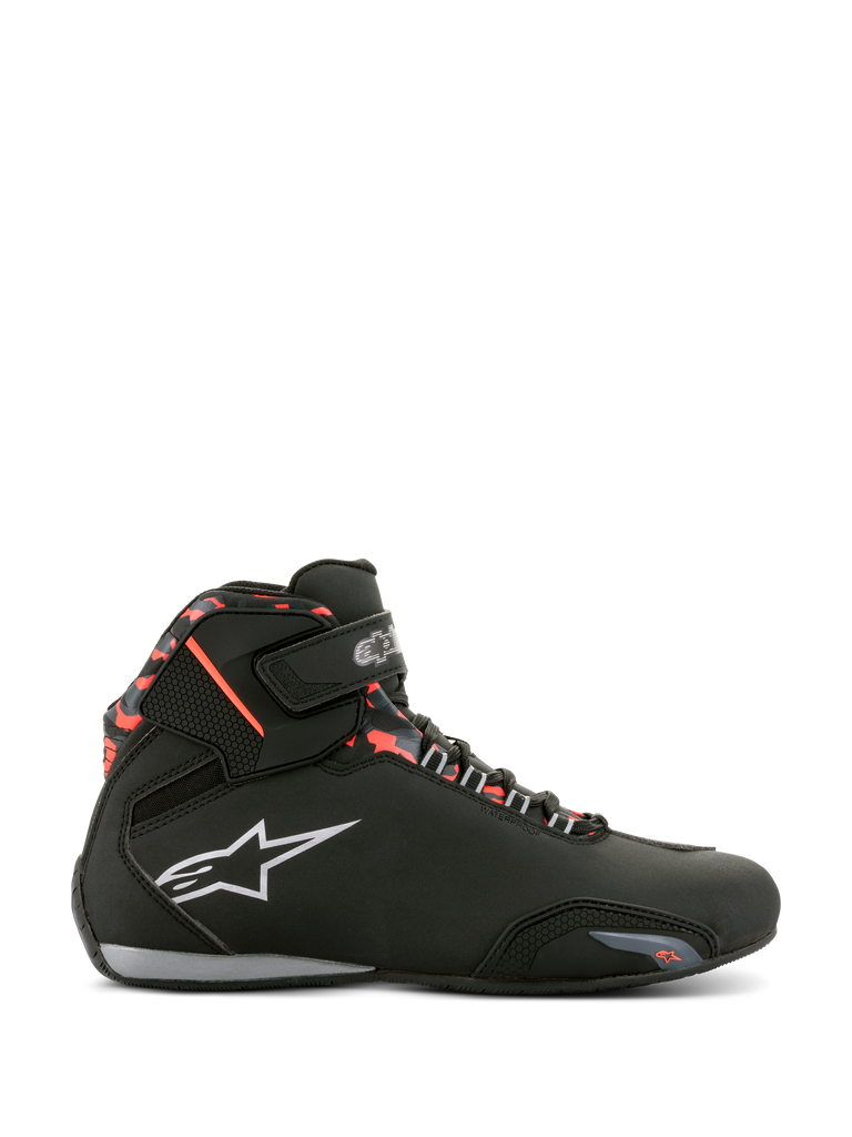 Chaussures imperméables Alpinestars Sektor, chaussures de moto, noir, gris foncé et rouge fluo, profil latéral avec lacets et sangle Velcro, logo blanc et accents de style camouflage rouge sur le col de la cheville.