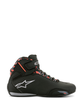 Chaussures imperméables Alpinestars Sektor, noir avec accents gris foncé et rouge fluo, profil latéral d'une chaussure de moto, logo Alpinestars blanc, motif camouflage rouge sur la cheville, sangle velcro et construction imperméable pour la conduite sur route