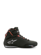 Chaussures imperméables Alpinestars Sektor, noir avec accents gris foncé et rouge fluo, profil latéral d'une chaussure de moto, logo Alpinestars blanc, motif camouflage rouge sur la cheville, sangle velcro et construction imperméable pour la conduite sur route