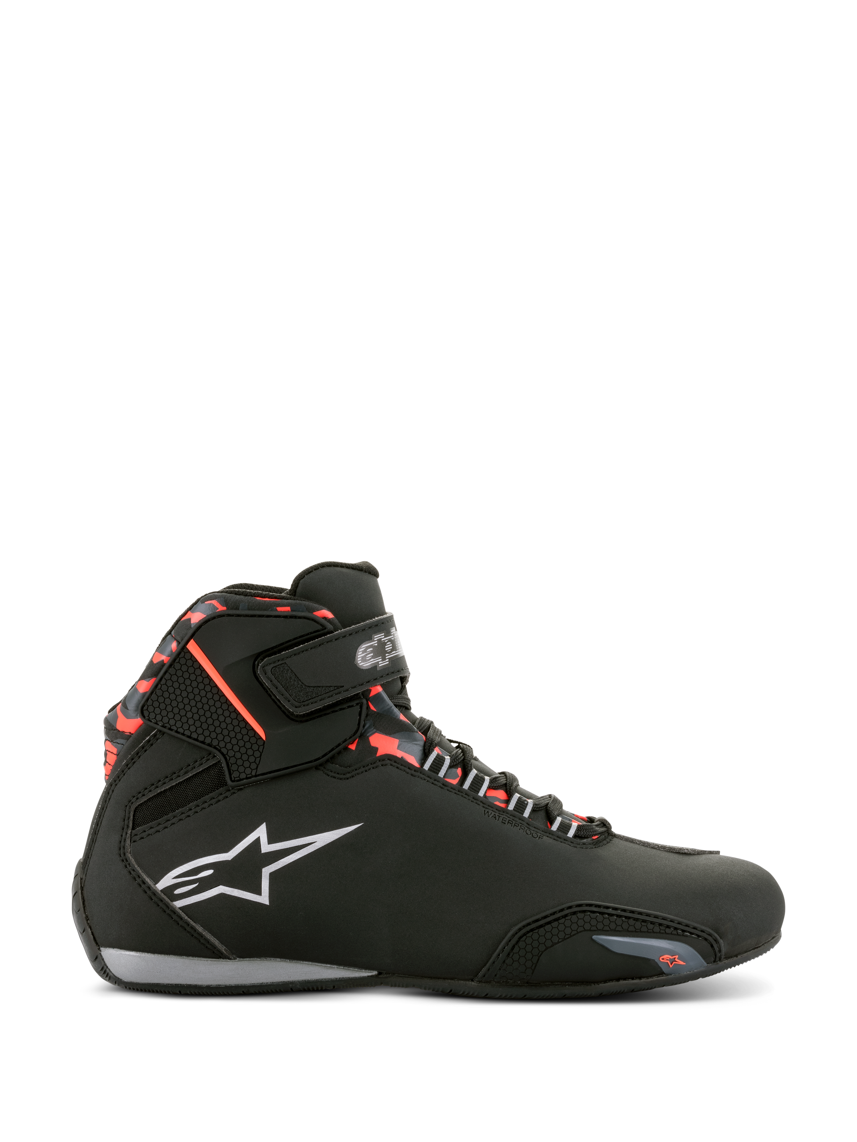 Chaussures imperméables Alpinestars Sektor, noir avec accents gris foncé et rouge fluo, profil latéral d'une chaussure de moto, logo Alpinestars blanc, motif camouflage rouge sur la cheville, sangle velcro et construction imperméable pour la conduite sur route