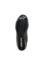Chaussures imperméables Alpinestars Sektor, vue de la semelle extérieure, caoutchouc noir avec sculptures en vagues pour l'évacuation de l'eau, logo Astars blanc et marquage Alpinestars, conçue pour l'adhérence et le soutien des repose-pieds de moto