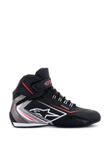 Chaussures étanches Alpinestars Sektor, chaussures de moto, noir, blanc et gris avec des accents rouges, vue de profil avec logo Alpinestars blanc et marquage de la membrane étanche, construction en microfibre légère, design athlétique élégant pour des performances sur route par tous les temps