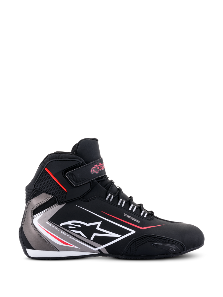 Chaussures étanches Alpinestars Sektor, chaussures de moto, noir, blanc et gris avec des accents rouges, vue de profil avec logo Alpinestars blanc et marquage de la membrane étanche, construction en microfibre légère, design athlétique élégant pour des performances sur route par tous les temps