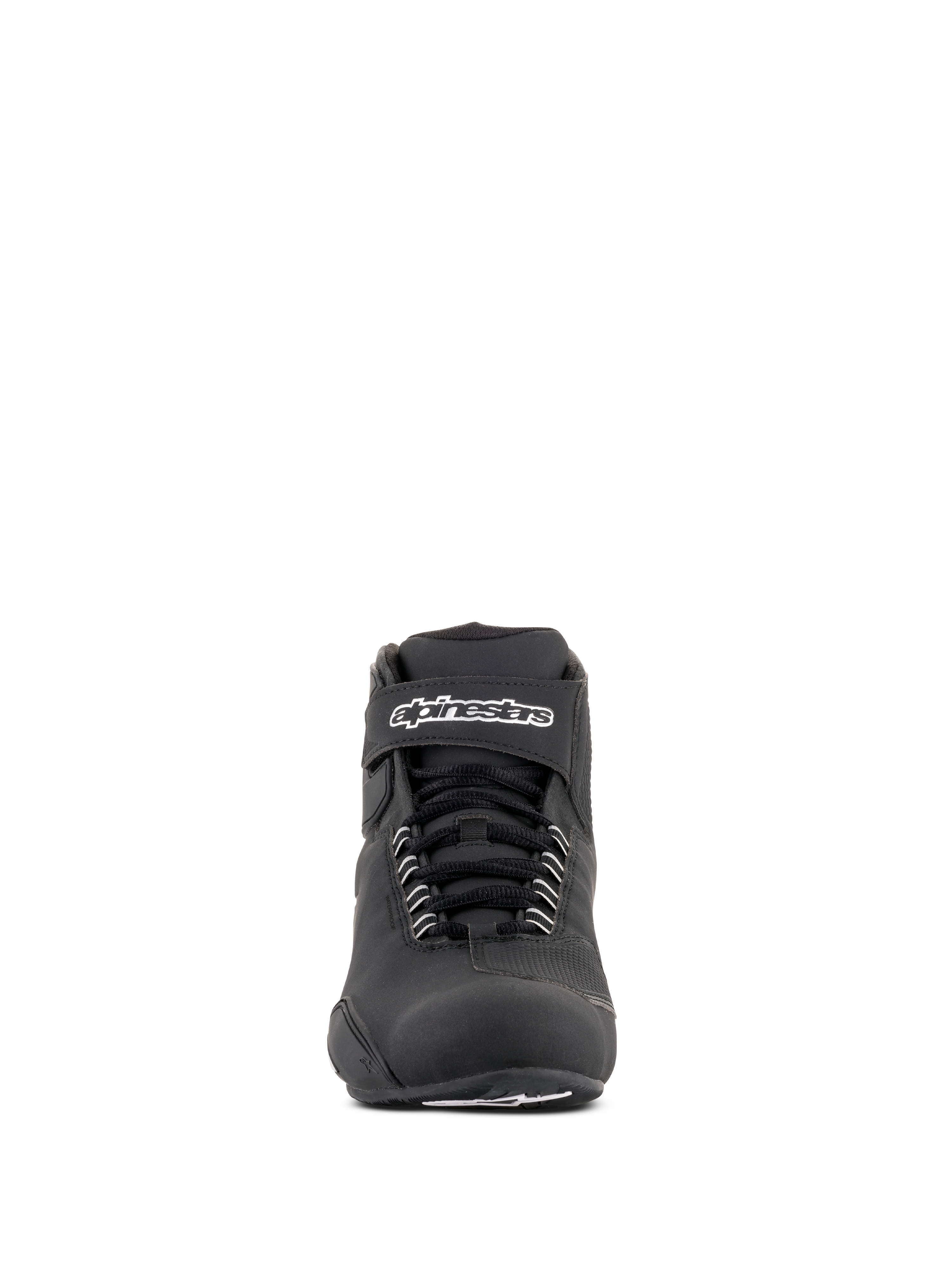 Chaussures étanches Alpinestars Sektor, chaussures de moto noires, vue de face avec lacets noirs et sangle de cheville Velcro avec logo Alpinestars blanc, design épuré en microfibre pour des performances moto par tous les temps