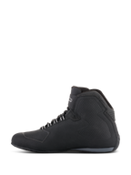 Chaussures Étanches Alpinestars Sektor, chaussures de moto, noir, vue de profil présentant un design montant avec tige en microfibre, panneaux latéraux texturés, œillets de lacets blancs et logo sur la cheville.