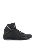 Chaussures Alpinestars Sektor Waterproof, chaussures de moto, noir, vue de profil, châssis en microfibre épuré avec membrane imperméable, bout renforcé et sangle de cheville à scratch sécurisée
