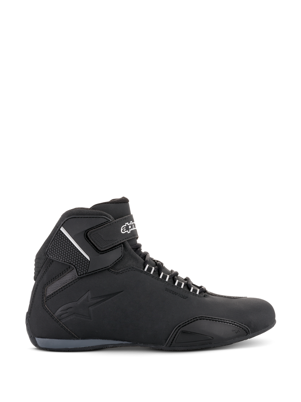 Chaussures Alpinestars Sektor Waterproof, chaussures de moto, noir, vue de profil présentant un châssis en microfibre légère, sangle de cheville avec marquage blanc, logo embossé et design athlétique à coupe basse pour la conduite sur route.